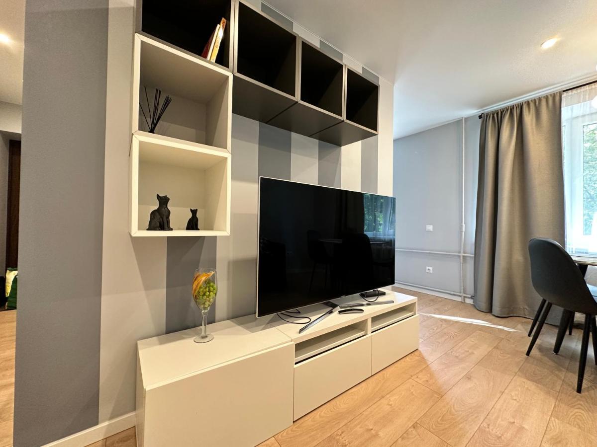 Parkside Escape: Stylish 1-Br Apartment Riga Bagian luar foto