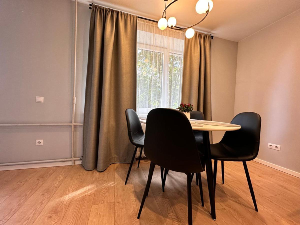 Parkside Escape: Stylish 1-Br Apartment Riga Bagian luar foto